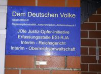 Schild am Hauseingang eines Anhängers der Reichsbürgerbewegung.
