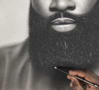 Fotorealistisches Selbstportrait des britischen Künstlers Kelvin Okafor, gezeichnet mit dem neuen Pitt Graphite Matt Bleistift von Faber-Castell.  Bild: Faber-Castell Fotograf: Faber-Castell