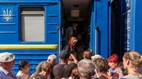 Zivilisten besteigen einen Evakuierungszug in Pokrowsk im von Kiew kontrollierten Teil des Gebiets Donezk. Die Ukraine versucht, massenhaft Familien in den Westen des Landes umzusiedeln, 15. Juli 2022