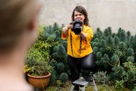 Die kleinwüchsige Fotografin Anna Spindelndreier ist vielen Vorurteilen ausgesetzt. / Bild: ZDF Fotograf: Julia Feldhagen [M]