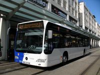 Bus der SaarBahn+Bus an der Saarbahn-Haltestelle Hauptbahnhof in Saarbrücken, mit dem Logo des SaarVV