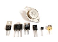 Eine Auswahl an diskreten Transistoren in verschiedenen Gehäuseformen.