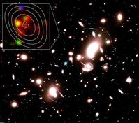Ein Bild des Hubble Space Teleskops vom Galaxien-Cluster Abell 2218. Die Forscher nutzten dieses Cluster als natürliches Teleskop. Die eingefügte Vergrößerung zeigt die neu entdeckte Staubgalaxie. K.K. Knudsen. Bild: (Uni Bonn), NASA, ESA, SMA