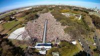 Mehr als 150 000 Menschen meditierten am 9. September mit Sri Sri Ravi Shankar in Argentiniens Hauptstadt, um ein Zeichen für eine stressfreie, gewaltfreie Welt zu setzen.Bild: "obs/Art of Living"