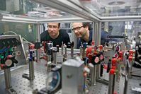 Karsten Schuhmann und Aldo Antognini an dem Lasersystem, das für die Laserspektroskopie eingesetzt wurde. Quelle: Foto: Paul Scherrer Institut/Markus Fischer (idw)