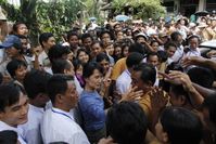 Suu Kyi mit Anhängern 2011