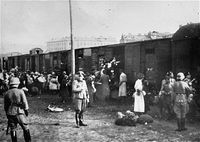Juden bei der Verladung in Züge mit Güterwagen am Umschlagplatz Warschau.