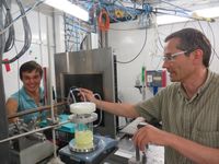 Mirijam Zobel und Prof. Dr. Reinhard Neder während des Experiments an der European Synchroton Research Facility in Grenoble. Quelle: Bild: FAU (idw)