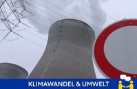 Kühltürme des Atomkraftwerkes in grundremmingen stehen hinter einem Verbotsschild.