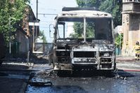 Symbolbild: Ein nach Beschuss durch ukrainische Streitkräfte ausgebrannter Bus. Bild: Taisija Woronzowa / Sputnik