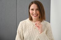 "Gleichzeitig soll man im Job erfolgreich sein und Haushalt, Familien- und Beziehungs-Management bewältigen und dabei entspannt sein," erklärt Stresscoach und Autorin Sue Fengler.

Fotorechte und -verwendung:
Verwendung der Fotos kostenfrei und nur im Textzusammenhang mit dieser Pressemitteilung und Nennung der ©Bildquelle genehmigt! / Weiterer Text über ots und www.presseportal.de/nr/79747 / Die Verwendung dieses Bildes für redaktionelle Zwecke ist unter Beachtung aller mitgeteilten Nutzungsbedingungen zulässig und dann auch honorarfrei. Veröffentlichung ausschließlich mit Bildrechte-Hinweis. Bildrechte: ©Diasporal_Sue Fengler_Privat Fotograf: ©Diasporal_Sue Fengler_Privat