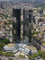 Zentrale der Deutschen Bank in Frankfurt am Main; im Volksmund werden die beiden Hochhäuser auch als „Soll und Haben“ bezeichnet.
