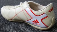 Ein Plagiat eines adidas-Schuhs (Markenname „adibos“). Bild: Gohnarch - wikipedia.org
