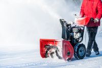 TÜV Rheinland: Bei Schneeschaufeln und -fräsen auf GS-Zeichen ("Geprüfte Sicherheit") achten (Foto: Ilze Filipova/Shutterstock)