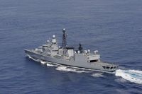 Luftbild der Fregatte KARLSRUHE während des Einsatzes im Mittelmeer. Bild: Deutsche Marine