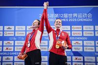 Lena Oppermann (l.) und Nina Holt bei der Siegerehrung zu 100m Rescue Medley (2025) Bild: IWGA Fotograf: Jiang Han