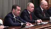 Dmitri Medwedew (links), damals noch Premierminister während einer Regierungssitzung mit dem Präsidenten Wladimir Putin und Finanzminister Anton Siluanow, Januar 2020. Bild: RTDE