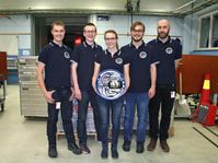 Das studentische RaCoS-Team der Uni Würzburg mit seinem gleichnamigen System für die Luftfahrt (von links): Tobias Wahl, Florian Wolz, Marion Engert, Tobias Zaenker, Dennis Kaiser. Quelle: (Foto: RaCoS-Team) (idw)