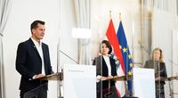 Bundesministerin Karoline Edtstadler (m.), Bundesminister Wolfgang Mückstein (l.) und NEOS-Parteivorsitzende Beate Meinl-Reisinger (r.) bei der Pressekonferenz zum Thema Impfpflicht im Bundeskanzleramt.