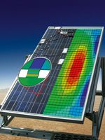 Sensoren messen die Dehnungen, die an Solarmodulen entstehen. Aus diesen Daten lässt sich deren Lebe
Quelle: © Fraunhofer IWM (idw)