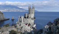 Archivbild: Das Schloss "Schwalbennest" bei Jalta, neu eröffnet nach dem Wiederaufbau auf der Krim Bild: РИА Новости / Константин Михальчевский / Sputnik