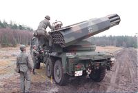 Bundeswehr mit Raketenartillerie. Mehr deutsche Soldaten sollen in der Nato illegale Kriege führen.