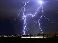 Blitze: Unwetter können schnell Blackouts auslösen.