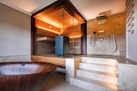 Design Sauna im Bad in Eiche mit frei schwebenden Saunabänken Bild: corso sauna manufaktur Fotograf: Arnt Haug
