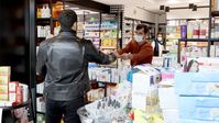 Symbolbild: Kunden in einer Apotheke in Ankara