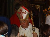 Erzbischof Müller nach einem Pontifikalamt in Rom mit Jugendlichen im Gespräch