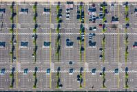 Luftbild eines großen Pkw-Parkplatzes