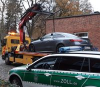 ZOLL: Gepfändetes Fahrzeug, Mercedes E-Klasse, wird abgeschleppt. Bild: Hauptzollamt Kiel