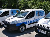 Wahlkampf-Mobile vor ihrem Einsatz. Bild: "obs/Bayernpartei"