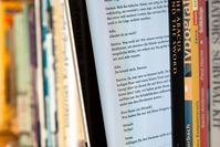 Ein E-Book im Bücherregal