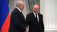 Die beiden Staatschefs Alexander Lukaschenko (links) und Wladimir Putin (rechts) bei einem Treffen im September 2021 (Archivbild)