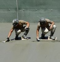 Verstreichen von Beton auf einer Baustelle.