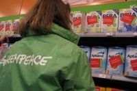 Greenpeace Frankfurt a.M. kennzeichnet Gen- Milchprodukte für Kinder der Hersteller Nestlé und Milupa in drei Filialen von Drogerie- und Supermarktketten. Bild: Greenpeace