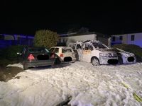 Durch den Brand beschädigte Fahrzeuge Bild: Polizei