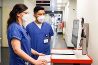 Derzeit sind in der Uniklinik Essen knapp 50 Pflegekräfte beschäftigt, die im Ausland angeworben wurden.  Bild: ZDF Fotograf: Kai Schulz