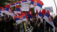 Die serbische Bevölkerung im Kosovo protestiert am 6. November 2022 in Nordmitrovica gegen die Entscheidung der Regierung in Pristina über Kfz-Kennzeichen. Auf einem der Plakate steht in serbischer Sprache: "Wegen unserer Kinder ist Aufgeben keine Option."