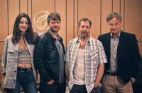 Leni Rabbel ("Agneta"), Josef Brandl, Oliver Korittke ("Jesse") und Jan Henrik Stahlberg ("Herr Schmochtke", v. l. n. r.). (2025) Bild: NDR/Bernd Hermes Fotograf: NDR/Bernd Hermes