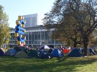 Zeltende Demonstranten auf dem Platz vor der EZB in Frankfurt am Main