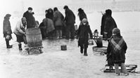 Archivbild: Bewohner des blockierten Leningrads holen Wasser aus einem Eisloch auf der Newa. 11. Januar des Jahres 1942.
