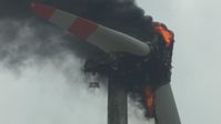 Ein brennendes Windrad /Windkraftanlage: Die Bundesregierung ist gegen eine TÜV Pflicht die solche Vorfälle verhindern könnte. (Symbolbild)