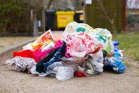 Plastiktüten werden oft nur einmal benutzt und landen dann im Müll. Bild: NABU/Sebastian Hennigs