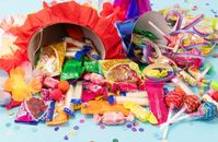 Bonbontütchen, Luftschlangen, Kostüm: Wie man gebrauchte Verpackungen und andere Abfälle nach der Karnevalsparty umweltfreundlich entsorgt, erklärt die Initiative "Mülltrennung wirkt".