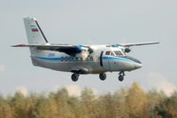 Let L-410 ist ein leichtes zweimotoriges Kurzstrecken-Transportflugzeug aus tschechischer Produktion (Symbolbild)