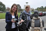 Die Hörakustikerinnen Lea Hartkens (Rechts) und Mareike Hestermann mit dem Kunstkopf
Quelle: Foto: Pressestelle FH  Lübeck (idw)