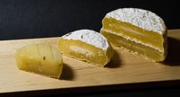 Verschiedene Sauermilchkäse im Anschnitt: Hinten ein Korbkäse, davor ein Harzer Thekentaler und vorn ein Harzer Käse