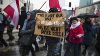 Auf dem Archivbild: Polnische Einwohner bei einer Antikriegsdemonstration in Warschau Bild: Gettyimages.ru / Attila Husejnow/SOPA Images/LightRocket